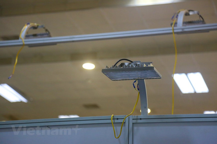 Hệ thống đèn chiếu sáng được lắp đặt thêm để đảm bảo việc tác nghiệp tốt nhất. (Ảnh: Minh Sơn/Vietnam+)