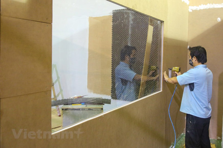 Các studio với đầy đủ trang thiết bị và không gian khép kín cũng đang được hoàn thiện để phục vụ các đài truyền hình, các hãng thông tấn. (Ảnh: Minh Sơn/Vietnam+)