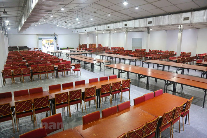 Khu nhà ăn rộng hàng trăm mét vuông đang được hoàn thiện để phục vụ trong những ngày diễn ra Hội nghị Mỹ - Triều. (Ảnh: Minh Sơn/Vietnam+)