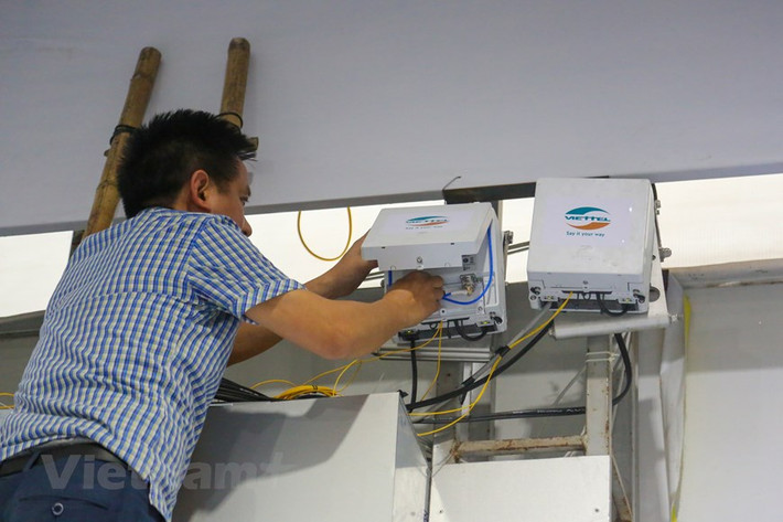 Hiện, VNPT và Viettel là các đơn vị phụ trách về đường truyền viễn thông quốc tế cũng như mạng Internet phục vụ phóng viên tới tác nghiệp tại IMC đang lắp đặt các thiết bị, đi dây để cung cấp đường truyền tốt nhất cho hàng nghìn phóng viên có thể tác nghiệp thuận lợi. Đặc biệt, đây cũng là nơi cung cấp tín hiệu của truyền hình chủ nhà (VTV) cho các đối tác đưa tin về sự kiện. (Ảnh: Minh Sơn/Vietnam+)
