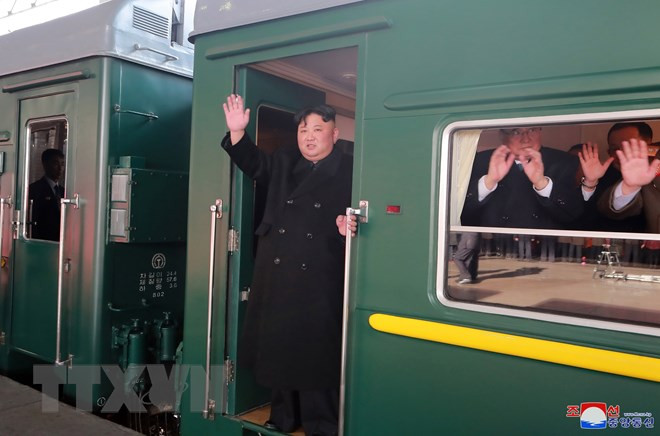 Theo thông tin từ Hãng Thông tấn nhà nước Triều Tiên (KCNA), đi cùng ông Kim Jong Un là phát đoàn quan chức cấp cao của Triều Tiên gồm tướng Kim Jong Chol - cựu Giám đốc tình báo, đại diện Đảng Lao động Triều Tiên – ông Ri Su Yong, Ngoại trưởng Ri Yong Ho và người phụ trách quân đội – ông No Kwang Chol. (Ảnh: Reuters/TTXVN)