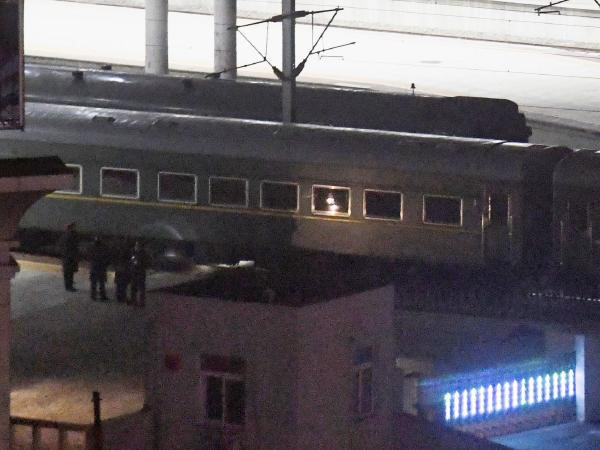 Đêm ngày 23/2, đoàn tàu của Chủ tịch Kim Jong Un đã dừng chân ở nhà ga Đan Đông (Trung Quốc). Hình ảnh được cho là đoàn tàu của ông Kim ở nhà ga Đan Đông đêm 23/2. Ảnh: AP.