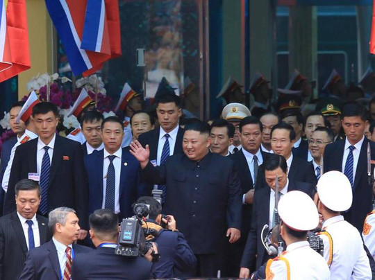 Ông Kim Jong Un vẫy tay chào người dân ở ga Đồng Đăng, Lạng Sơn trước khi di chuyển đến Hà Nội bằng xe ô tô.