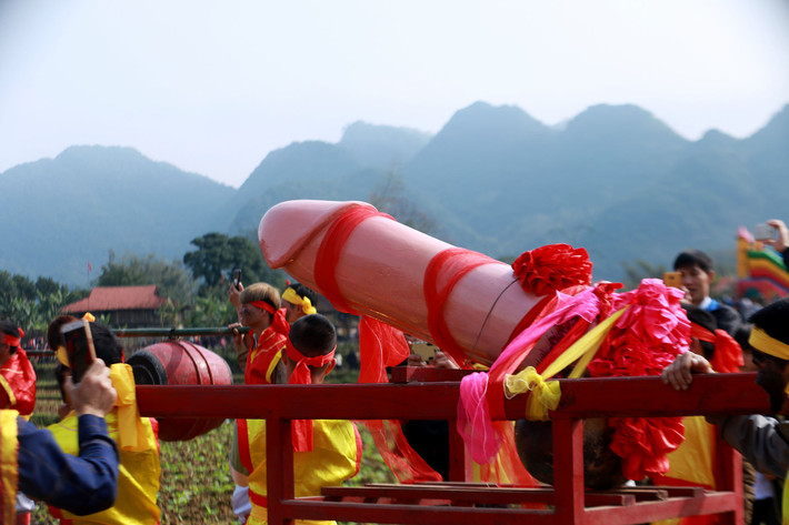 Cận cảnh "của quí khổng lồ" được rước tới miếu.