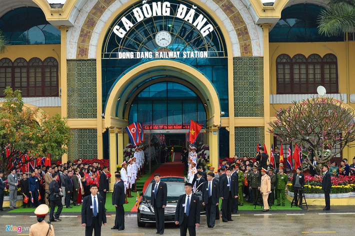 Sáng 26/2, nhà lãnh đạo Triều Tiên Kim Jong Un đã đến ga Đồng Đăng (tỉnh Lạng Sơn), bắt đầu chuyến thăm hữu nghị chính thức Việt Nam. Bên cạnh đó, ông Kim cũng sẽ có cuộc gặp lịch sử với Tổng thống Hoa Kỳ Donald Trump trong khuôn khổ Hội nghị Thượng đỉnh Mỹ - Triều Tiên lần 2.