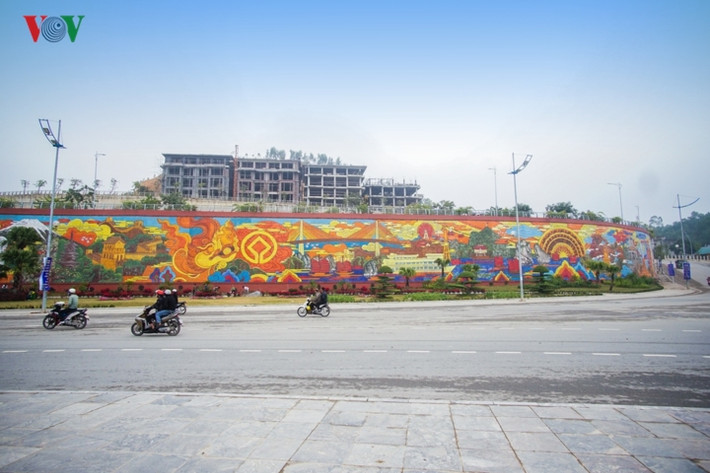 Công trình bức tranh nghệ thuật phù điêu gốm màu với chủ đề “Quảng Ninh – Di sản Việt Nam với di sản thiên nhiên thế giới” vừa được khánh thành tại TP Hạ Long, Quảng Ninh.