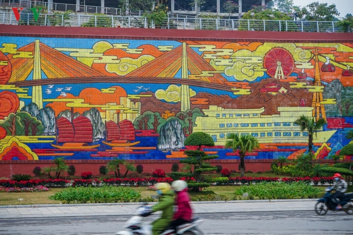 Tuy nhiên, gây chú ý nhất trong tổng thể bức phù điêu vẫn là những hình ảnh về Quảng Ninh nói chung và TP Hạ Long nói riêng. Đó là “cung đàn” cầu Bãi Cháy, Vòng quay Mặt trời…