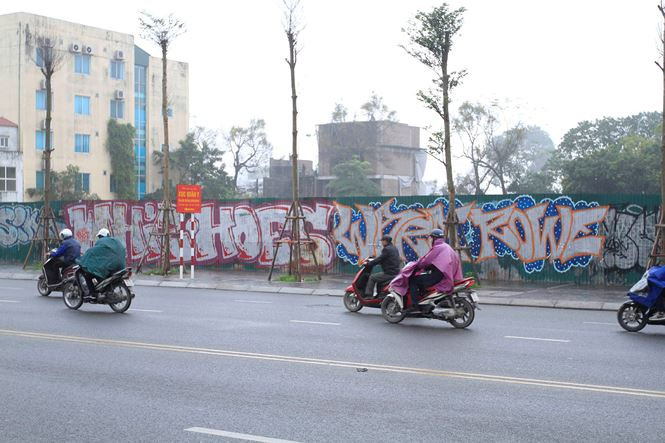Phía đối diện, nơi tấm tôn che chắn của công trường cũng xuất hiện nhiều hình thức vẽ graffiti.