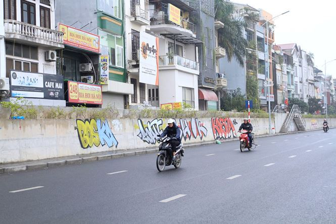 Đường Nghi Tàm - đoạn từ nút giao với Đường Thanh Niên kéo dài đến ngã ba Khách sạn Thắng Lợi vừa được thành phố Hà Nội hạ đê, mở rộng lòng đường...