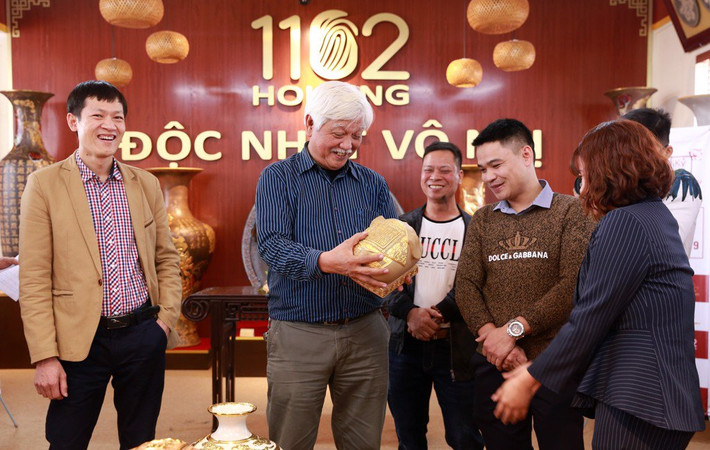 Nhà sử học Dương Trung Quốc đánh giá cao sản phẩm mang đậm dấu ấn Đền Trần. Nhiều người rất thích thú với chú heo đất được nặn hình thù ngộ nghĩnh, mang đậm văn hóa Đền Trần. Trên lưng Kỳ Linh được khắc nổi dấu tích ấn đền Trần “Tích Phúc Vô Cương”. Bốn chữ Vua ban trên có ngụ ý dạy bảo con cháu rèn luyện nhân tâm để được hưởng nhân quả lâu dài, đời đời thọ phúc. Nhiều người rất thích thú với chú heo đất được nặn hình thù ngộ nghĩnh, mang đậm văn hóa Đền Trần. Trên lưng Kỳ Linh được khắc nổi dấu tích ấn đền Trần “Tích Phúc Vô Cương”. Bốn chữ Vua ban trên có ngụ ý dạy bảo con cháu rèn luyện nhân tâm để được hưởng nhân quả lâu dài, đời đời thọ phúc. Nhiều người rất thích thú với chú heo đất được nặn hình thù ngộ nghĩnh, mang đậm văn hóa Đền Trần. Trên lưng Kỳ Linh được khắc nổi dấu tích ấn đền Trần “Tích Phúc Vô Cương”. Bốn chữ Vua ban trên có ngụ ý dạy bảo con cháu rèn luyện nhân tâm để được hưởng nhân quả lâu dài, đời đời thọ phúc. Nhiều người rất thích thú với chú heo đất được nặn hình thù ngộ nghĩnh, mang đậm văn hóa Đền Trần. Trên lưng Kỳ Linh được khắc nổi dấu tích ấn đền Trần “Tích Phúc Vô Cương”. Bốn chữ Vua ban trên có ngụ ý dạy bảo con cháu rèn luyện nhân tâm để được hưởng nhân quả lâu dài, đời đời thọ phúc.