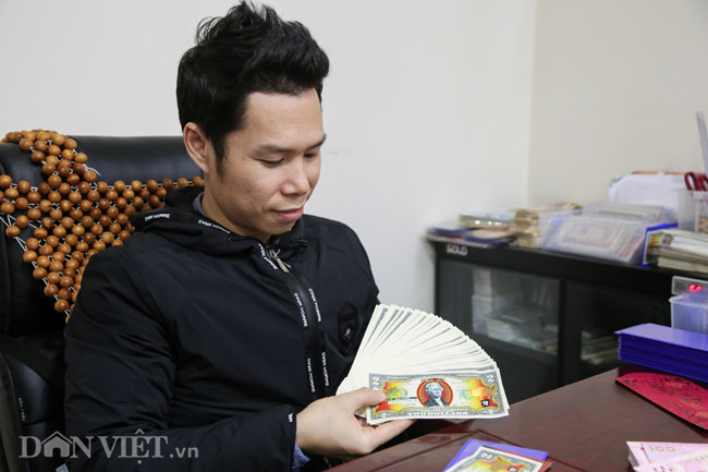Anh Chính, chủ một cửa hàng bán tiền lưu niệm đã gần 6 năm ở Thanh Xuân, Hà Nội cho biết, trong các loại tiền lưu niệm dịp Tết, tờ 2 USD của Mỹ luôn là tờ tiền được nhiều người săn đón nhất. Tờ 2 USD in hình heo năm nay cửa hàng anh đang bán đắt như tôm tươi.
