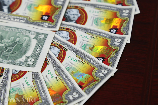 Tờ 2 USD phiên bản Tết Kỷ Hợi 2019 có mặt trước được trang trí bằng các màu vàng, đỏ bắt mắt và hình heo được in mạ vàng lấp lánh hai bên, khi nghiêng dưới nhiều góc độ sẽ thấy hình heo phát ra những màu sắc khác nhau.