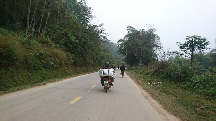 Dọc đường vào trung tâm huyện Văn Quan, đâu đâu cũng thấy cảnh người dân chở hồi đi bán.