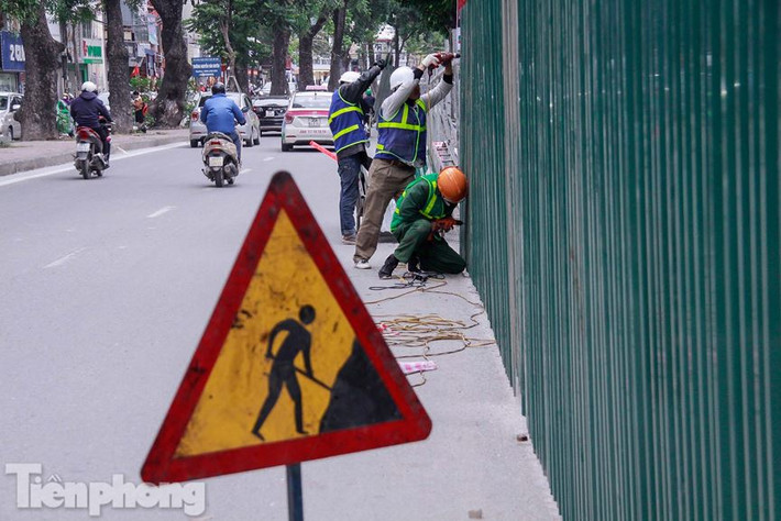 Các công nhân rào tôn chuẩn bị thi công dự án.