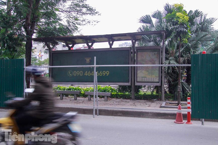 Việc rào gây khó khăn cho người đi bộ và người dân chờ xe buýt.