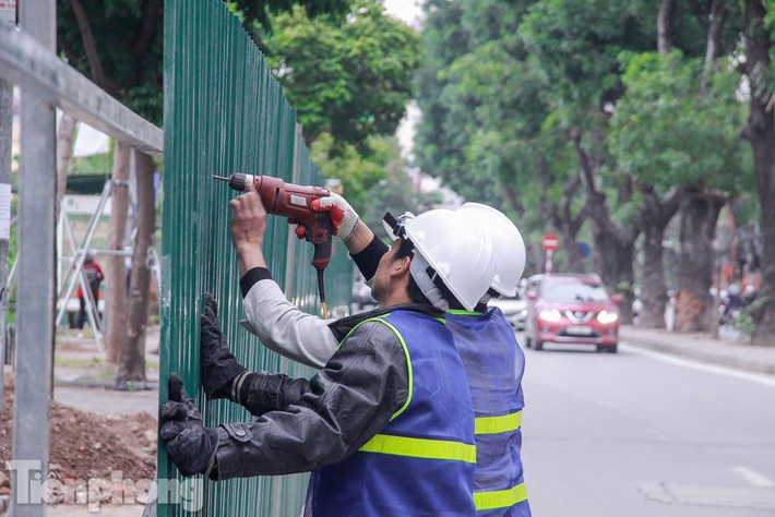 Hàng rào được dựng lên bằng những tấm tôn.