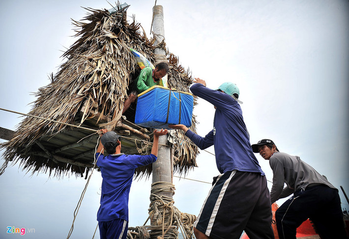 Ngoài những lúc thả đáy và kéo đáy, các anh về chòi ăn uống, có chút thời gian thì ngủ hoặc chơi trò gì đó giải trí. Mất khoảng 20 phút và được sự trợ giúp của mấy anh em bạn chòi, tôi lên được trên “căn nhà” bé nhỏ của các anh.