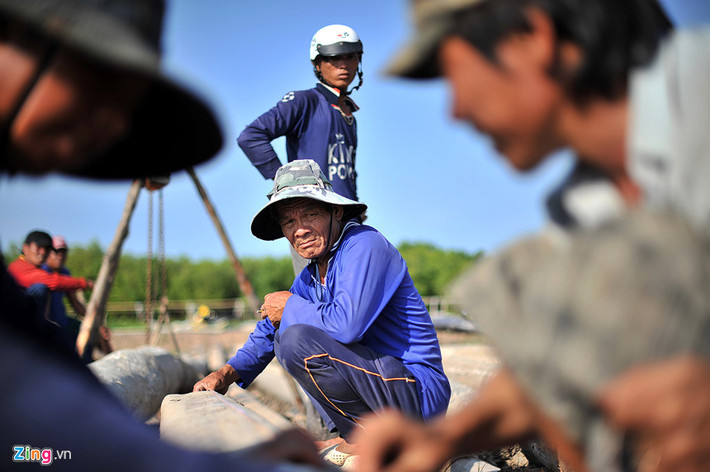 "Chúng tôi phải nhờ đến mấy mươi lượt người cùng làm mới nối xong mớ cột đáy này. Đừng tưởng đây là công việc đơn giản. Đã có không ít trường hợp cột đáy to tướng nghiêng ngã, đè ngư dân gây thương tích nặng", anh Thanh chia sẻ.