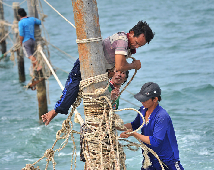 Nhóm thứ 2 thường ở ngoài biển khơi khoảng 10 ngày, sau đó được chủ đáy cho vào đất liền nghỉ ngơi 3-4 ngày rồi tiếp tục chuyến đi biển mới.