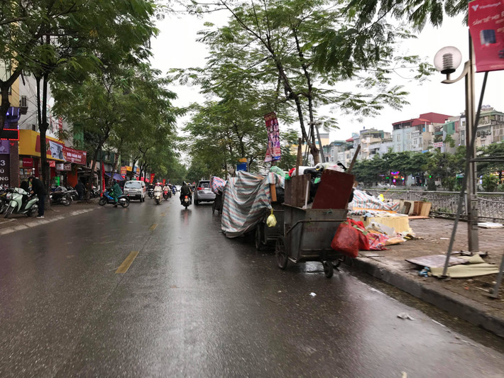 Rác thải vẫn chất đống, xếp dài tại đường Vũ Tông Phan.