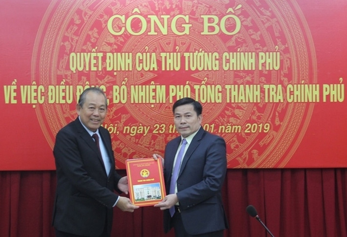 Mới đây, tại trụ sở Thanh tra Chính phủ, Ủy viên Bộ Chính trị, Phó Thủ tướng thường trực Trương Hòa Bình đã công bố và trao quyết định của Thủ tướng Chính phủ về việc điều động và bổ nhiệm có thời hạn ông Trần Văn Minh, Phó Bí thư Tỉnh ủy Quảng Ngãi, giữ chức Phó Tổng thanh tra Chính phủ. Trong ảnh: Phó Thủ tướng Thường trực Chính phủ Trương Hòa Bình trao quyết định cho đồng chí Trần Văn Minh. (ảnh: Chính phủ)