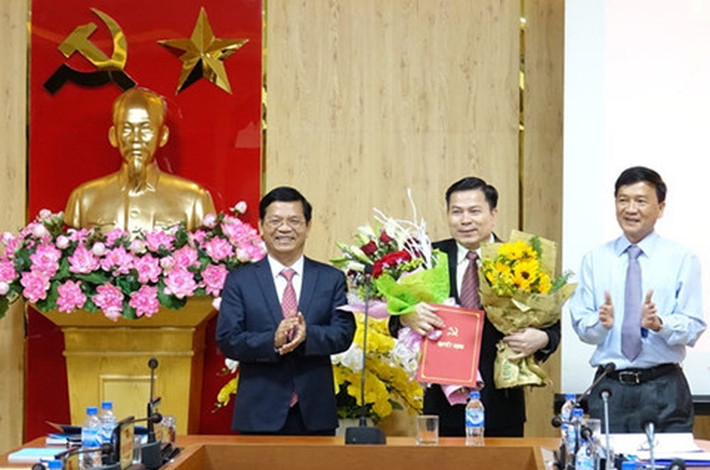 Ông Trần Văn Minh sinh năm 1967, quê xã Tịnh An, huyện Sơn Tịnh, Quảng Ngãi. Trong ảnh: Lãnh đạo Tỉnh ủy Quảng Ngãi trao quyết định của Ban Bí thư cho ông Trần Văn Minh (giữa) ngày 16/1 (ảnh: Thanh niên)