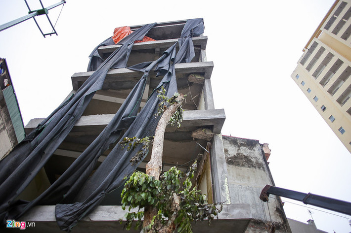 Ông Hoàn (75 tuổi) cho biết: "Nhà tôi rộng lắm, 400 m2 đất, mấy gia đình ở. Thế mà giờ đây chỉ còn 100 m2. Giấy tờ chưa làm xong, nhà cửa chưa được sửa sang lại. Con cháu trong nhà phải đi ở trọ hết, tiền thuê lên đến cả trăm triệu đồng".