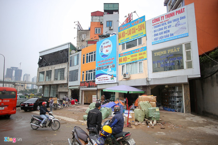 Đầu đường Phạm Văn Đồng giao với Hồ Tùng Mậu, nhiều căn nhà liền kề bị "nghiêng dần" theo con đường.