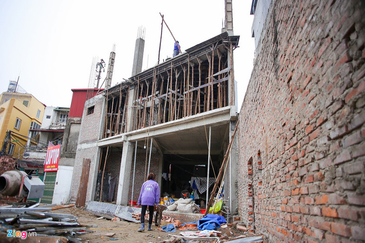 Chủ một căn nhà bị thu hồi cho biết: "Nhà tôi trước kia gần 70 m2 đất, giờ chỉ còn 40 m2. Con cháu trong nhà phải đi thuê trọ, chờ ngày nhà mới sửa xong mới về ở được".