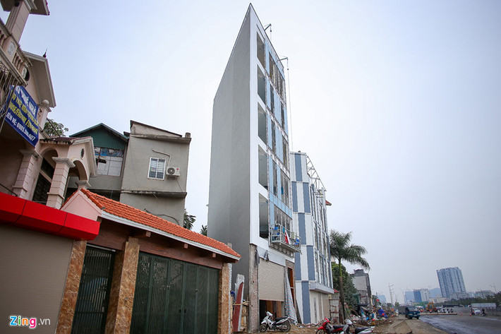 Nhìn từ bên trái sang, một ngôi nhà như "lưỡi dao" cắt ngang con đường.