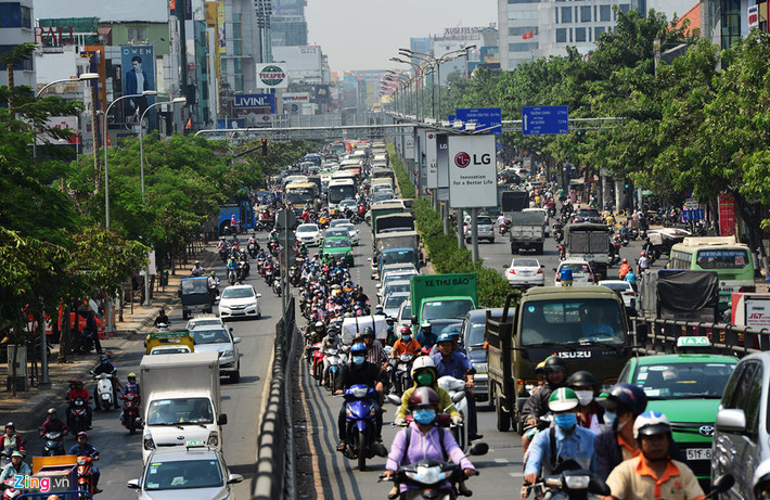Trước Tết Kỷ Hợi hơn 10 ngày, nhiều tuyến đường ở TP.HCM luôn trong tình trạng đông đúc các loại phương tiện lưu thông dù ở bất cứ thời điểm nào. Do nhu cầu đi lại, vận chuyển hàng hóa tăng đột biến. Đường Trường Chinh, Cộng Hòa từ cầu Tham Lương (quận 12) tới Lăng Cha Cả (quận Tân Bình) từ sáng tới tối luôn đặc kín xe cộ lưu thông hai chiều. 