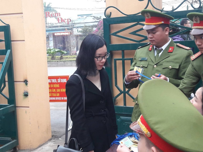 Ngày 23/12/2018, BS Hoàng Công Lương phải nhập viện tại BVĐK tỉnh Hoà Bình điều trị, đến ngày 25/12/2018 chuyển lên BV Bạch Mai, sau đó được kê đơn thuốc điều trị ngoại trú. Ngày 30/12/2018 đến nay BS Lương tiếp tục phải nhập viện và nằm điều trị nội trú tại BVĐK tỉnh Hòa Bình.