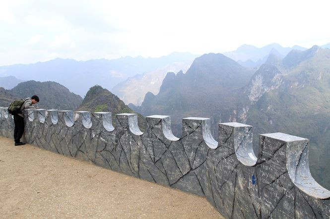 Tuy nhiên, bức tường vây nơi ngắm cảnh bị nhiều du khách dùng bút xóa, gạch, đinh vạch, vẽ rất nhiều.