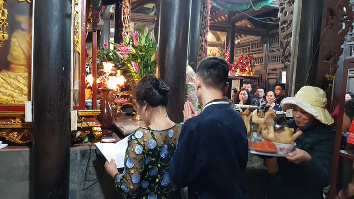 Ngoài các dịch vụ như vàng hương, mâm lễ thì khấn thuê là dịch vụ "gặt hái" nhiều nhất vào những dịp này. (Ảnh: Trọng Nghĩa)