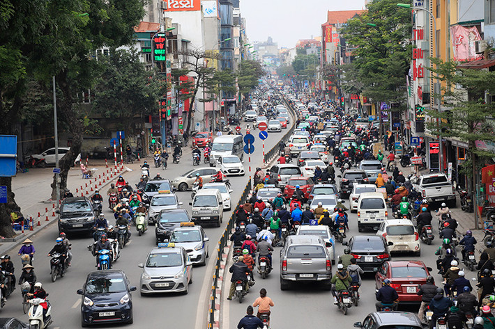 Theo anh Bách, tình trạng ùn tắc có thể do lượng người tham gia giao thông tăng mạnh dịp trước Tết và nhiều tuyến đường đang trong quá trình xây dựng nên lòng đường bị thu hẹp.