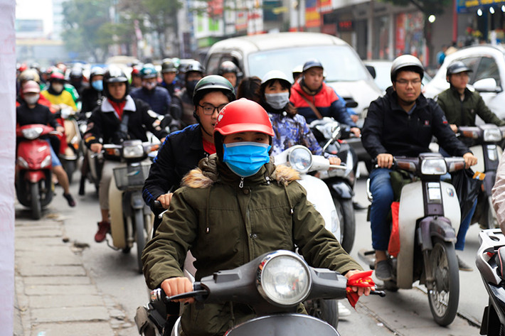 Các phương tiện tham gia giao thông nhích từng chút một khi lưu thông qua tuyến đường này.