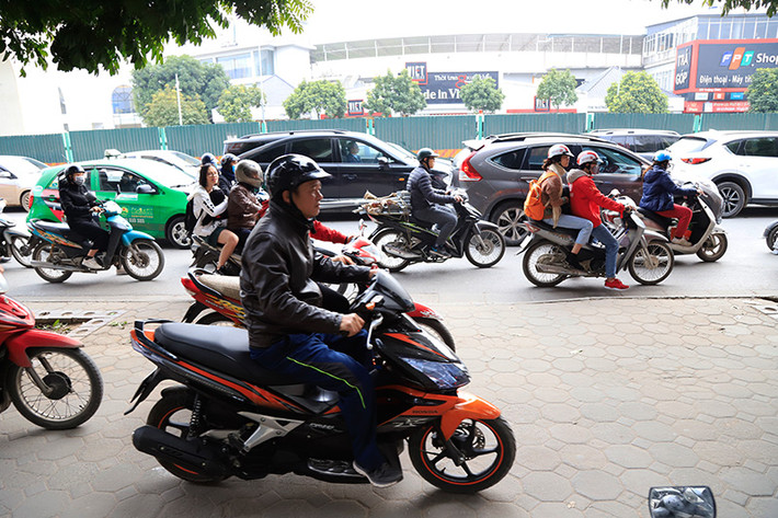 Người tham gia giao thông tràn lên vỉa hè để di chuyển.