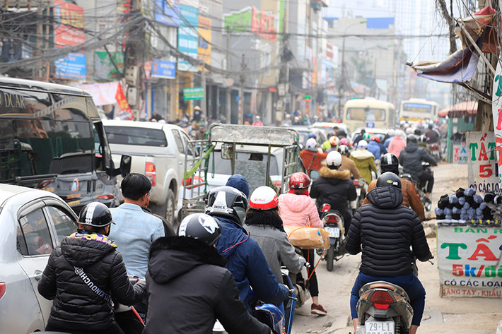 Những ngày cận Tết Nguyên đán, mật độ các phương tiện đông, các tuyến đường thường xuyên ùn tắc.