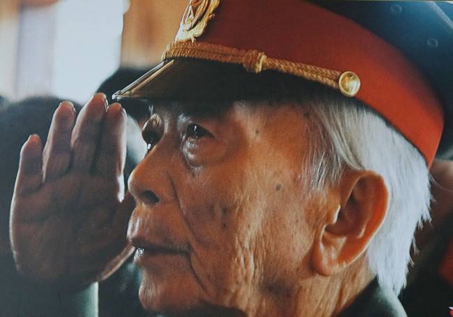 Đại tướng Võ Nguyên Giáp trước pho tượng Hồ Chí Minh, thành phố Vinh tháng 11/2004. Ảnh: Trần Định.