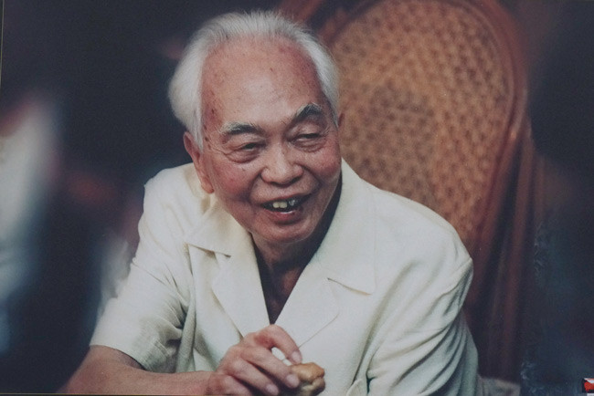 Chân dung đời thường của Đại tướng Võ Nguyên Giáp. Ảnh Trần Định. Đại biểu Quốc hội, nhà sử học Dương Trung Quốc tới dự triển lãm cho biết: "Nhiếp ảnh có giá trị to lớn về mặt tư liệu và lịch sử, tôi vô cùng cảm phục và trân trọng những người cầm máy vì họ luôn lao động sáng tạo lưu giữ những khoảnh khắc sống mãi với thời gian". Nhiếp ảnh gia Nguyễn Đình Toán chia sẻ kỷ niệm khi chụp hình về Đại tướng Võ Nguyễn Giáp với bạn bè tới dự triển lãm. Ông cho biết mỗi bức ảnh là một câu chuyện riêng với ông, vì thế bức nào đối với ông cũng đều đẹp và ấn tượng. Dù tuổi đời và tuổi nghề đã cao nhưng đến nay nhà báo Nguyễn Đình Toán vẫn là một gương mặt quen cần mẫn tác nghiệp trong các kỳ, cuộc văn nghệ, đặc biệt là văn học. Nhiều người đã rất quen với hình ảnh một ông già tóc bạc cầm máy ảnh xuất hiện tại các sự kiện. Nhiếp ảnh gia Nguyễn Đình Toán chụp ảnh lưu niệm với bạn bè tại triển lãm.