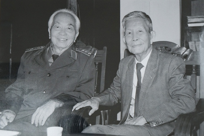 Đại tướng Võ Nguyên Giáp tiếp nhà sử học Trần Văn Giàu tại nhà riêng ngày 31/10/1996. Ảnh: Nguyễn Đình Toán