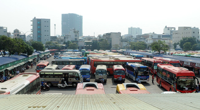 Anh Lê Văn Hùng (quê Bình Định) cho biết: "Giá vé xe về quê hôm nay là 600.000 đồng, cao hơn 350.000 đồng so với giá vé ngày thường. Sau khi được nhà xe thông báo sẽ khởi hành vào lúc 9 giờ sáng, do sợ kẹt xe trong những ngày Tết nên tôi đã chủ động đến bến trước một tiếng, giờ ngồi đây đến hơn 10 giờ mà xe vẫn chưa xuất bến".