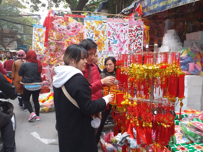 Phố Hàng Mã cũng là nơi nhiều bạn trẻ và người dân Thủ đô ghé chơi mỗi dịp lễ tết.