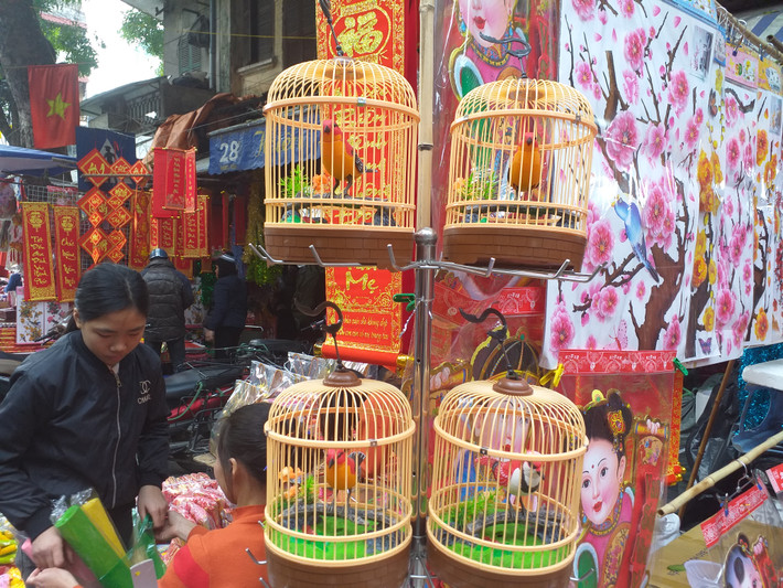 Ở phố Hàng Mã, người ta có thể mua được bất cứ thứ gì cần cho việc cúng ông bà, tổ tiên ngày Tết.