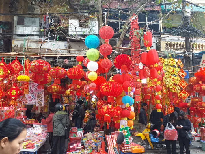 Rất nhiều đèn lồng được bày bán tại phố Hàng Mã. Từ những đèn truyền thống của Hội An, đèn kéo quân cho đến những loại đèn xuất xứ từ Trung Quốc. Tất cả tạo nên sự đa dạng, sầm uất cho con phố có lịch sử lâu đời của Hà Nội.