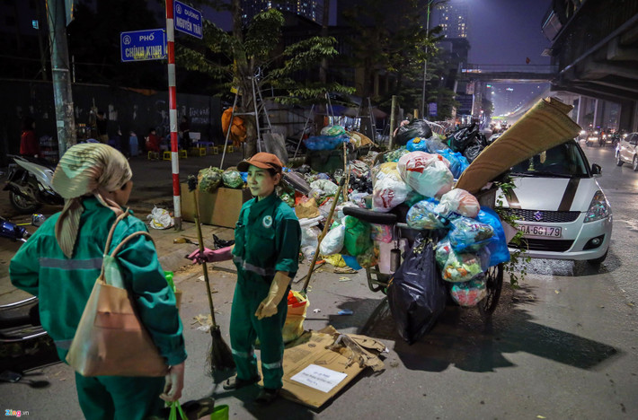 "Chúng tôi nhận lệnh cấp trên là gom rác trong khu vực tập trung về đầu phố Chính Kinh để chờ xe tải đến xử lý. Nhưng mấy ngày nay không có xe tới nên ùn ứ lại nhiều thế này đây", chị chia sẻ.