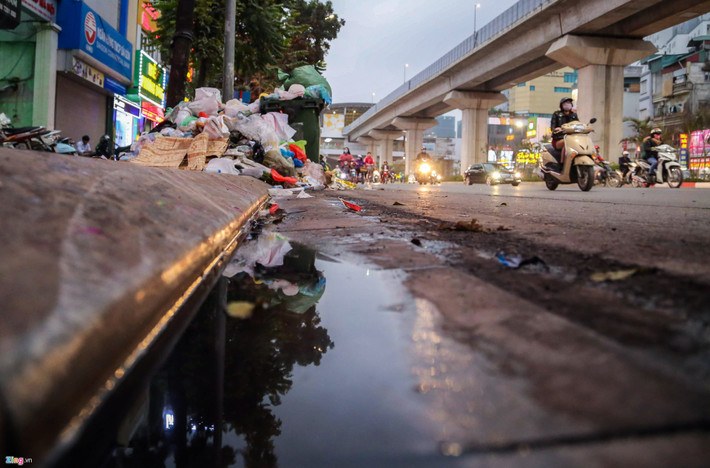 Nước thải đen sì, đặc sệt bốc mùi rỉ ra từ những bãi rác "bất đắc dĩ" tiềm ẩn nhiều nguy cơ dịch bệnh.