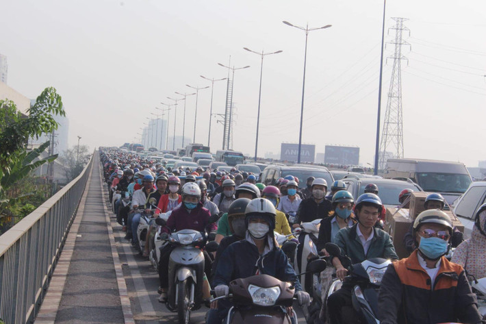 Nhích từng mét trên cầu Sài Gòn.