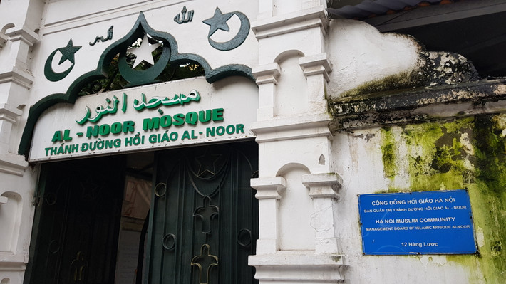 Tại Hà Nội, nhóm người này sống tập trung ở khu Hàng Đào (Hoàn Kiếm, Hà Nội). Để đáp ứng nhu cầu tôn giáo, năm 1885, nhóm cộng đồng người Ấn từ Bombay (nay là Mumbai, Ấn Độ) đã quyên tiền để dựng Thánh đường Hồi giáo Al Noor. Thánh đường được xây dựng từ năm 1885 - 1890, hiện được quản lý bởi Cộng đồng Hồi giáo Hà Nội. Ảnh: Trọng Nghĩa