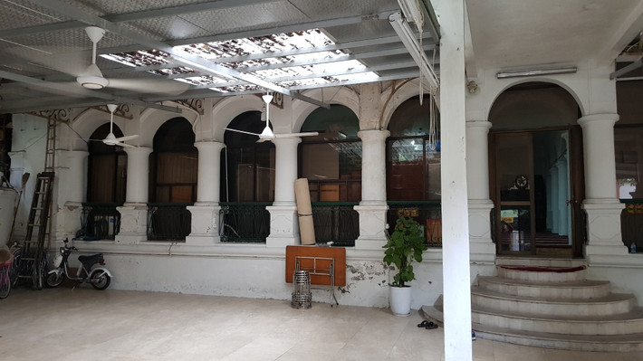 Nhà thờ khá nhỏ, với diện tích khoảng 700 m2, nhưng những nơi thờ phượng được xây dựng theo phong cách Hồi giáo điển hình, với một mái vòm, cửa cong và tháp nhọn. Ảnh: Trọng Nghĩa